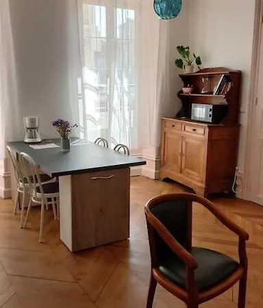 A 2 Pas Du Marche شقة Saint-Jean-dʼAngély